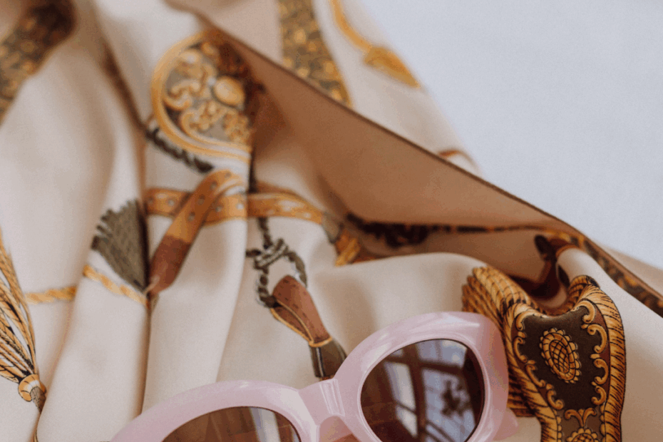 Photo carré de soie et lunettes roses vintage