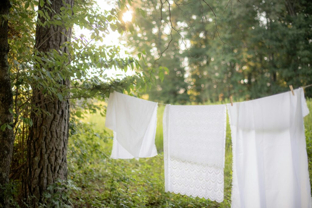 Photo de Carly Mackler sur Unsplash

aérer le linge pour une maison qui sent bon